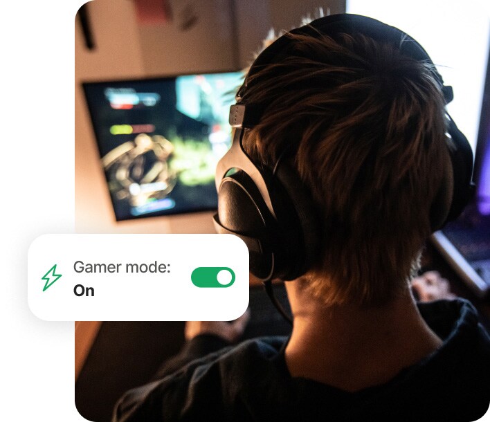 Norton 360 for Gamers kullanarak bilgisayarda oyun oynayan çocuk.