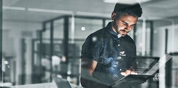 Tablet kullanan bir adam