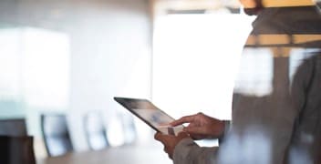 Tablet kullanan bir kişi