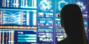 Ekrandaki verilere bakan bir kişi